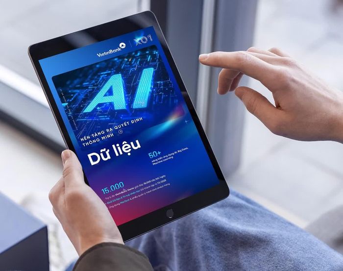 Trợ lý AI đã phục vụ hơn 5.600 cán bộ với hơn 84.000 yêu cầu hỗ trợ. Không dừng ở công cụ có sẵn, VietinBank hướng tới trao quyền để mỗi cán bộ tự xây dựng “trợ lý AI” riêng. Trên nền tảng MyGenie, chỉ trong 5tháng, hơn 1.100 AI Agent đã được đưa vào vận hành, phục vụ từ nhu cầu cá nhân đến nghiệp vụ tại đơn vị. Nguồn: Viện Quản trị Chính sách và Chiến lược phát triển.