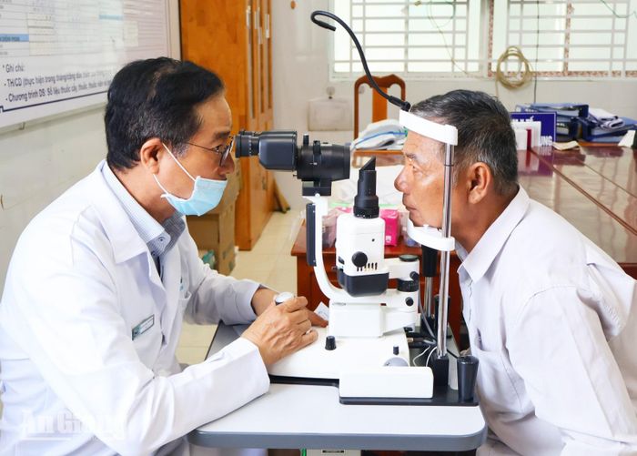 Khám mắt, cấp thuốc miễn phí cho người dân.