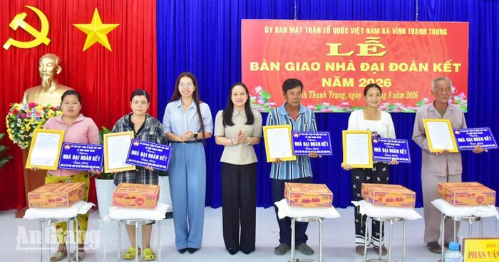 Bàn giao nhà Đại đoàn kết cho các hộ dân.