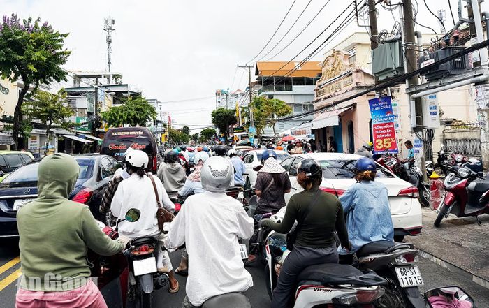 Ùn tắc cục bộ trước cổng Trường Tiểu học Nguyễn Bá Ngọc, đường Nguyễn Trung Trực, phường Rạch Giá. Ảnh chụp lúc 10 giờ 54 phút ngày 11/9/2026. Ảnh: TƯỜNG VI