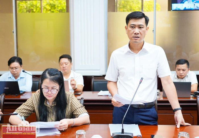 Đại diện Sở Nông nghiệp và Môi trường tỉnh An Giang báo cáo tại cuộc họp.