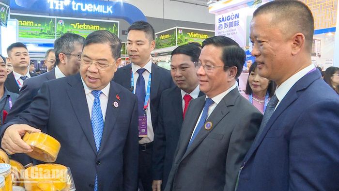 Phó Thủ tướng Thường trực Chính phủ Phạm Gia Túc tham quan Khu gian hàng Quốc gia tại Hội chợ CAEXPO 2026.