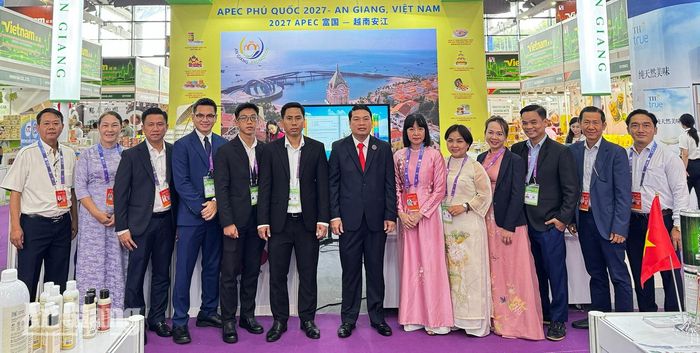 Lãnh đạo tỉnh cùng các doanh nghiệp An Giang tại Khu gian hàng Việt Nam trong Trung tâm triển lãm quốc tế Nam Ninh.