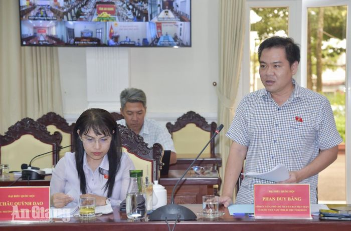 Thành viên đoàn giám sát yêu cầu ngành chức năng làm rõ những vướng mắc trong bảo vệ môi trường tại tỉnh.