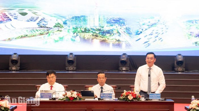 Giám đốc Trung tâm Xúc tiến Thương mại và Đầu tư TP. Hồ Chí Minh Phạm Quang Nhật giải đáp các ý kiến của các đại biểu tại hội nghị.