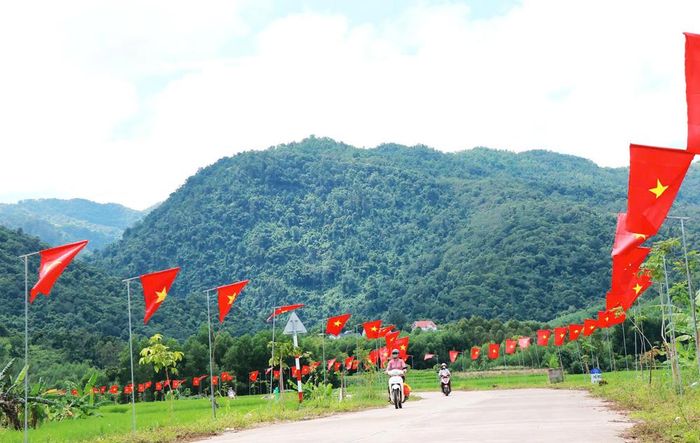  Cán bộ, đảng viên và Nhân dân thôn Biểng, xã An Lạc treo cờ Tổ quốc chào mừng sự kiện lịch sử. 