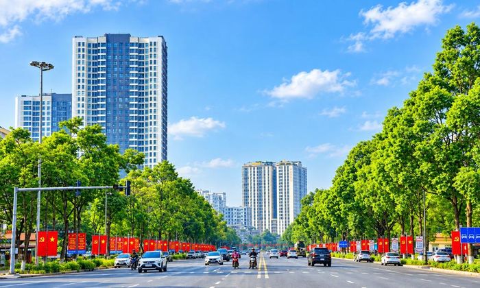 Trục đường Lý Thái Tổ (phường Kinh Bắc) rực rỡ sắc đỏ cờ hoa chào mừng thành phố. 