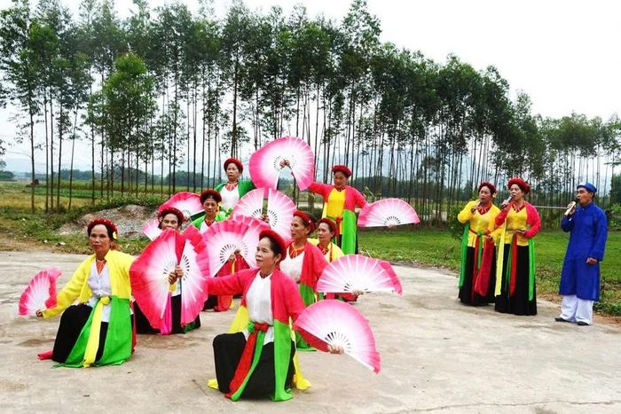  Câu lạc bộ Chèo thôn Thanh Trà (xã An Lạc) tập luyện chuẩn bị biểu diễn chào mừng thành lập thành phố Bắc Ninh. 