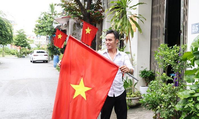  Tại các khu dân cư, Nhân dân rộn ràng treo cờ Tổ quốc, bày tỏ niềm tự hào và niềm tin hướng về ngày hội lớn. Ảnh: Người dân phường Tân Tiến treo cờ Tổ quốc chào mừng thành phố Bắc Ninh. 