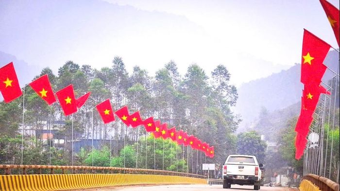  Đỏ rực sắc cờ Tổ quốc trên tuyến đường thuộc địa bàn xã Sơn Động. 