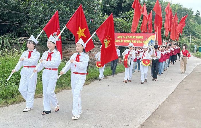  Trung tâm Cung ứng dịch vụ sự nghiệp công xã Đại Sơn phối hợp với Trường Tiểu học và Trung học cơ sở Đại Sơn số 2 tổ chức tuyên truyền, cổ động trực quan chào mừng thành phố Bắc Ninh. 