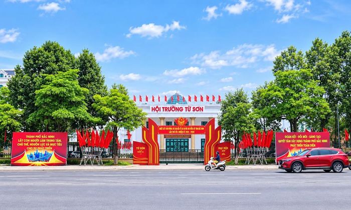  Phường Từ Sơn trang hoàng cảnh quan trước ngày hội lớn. 