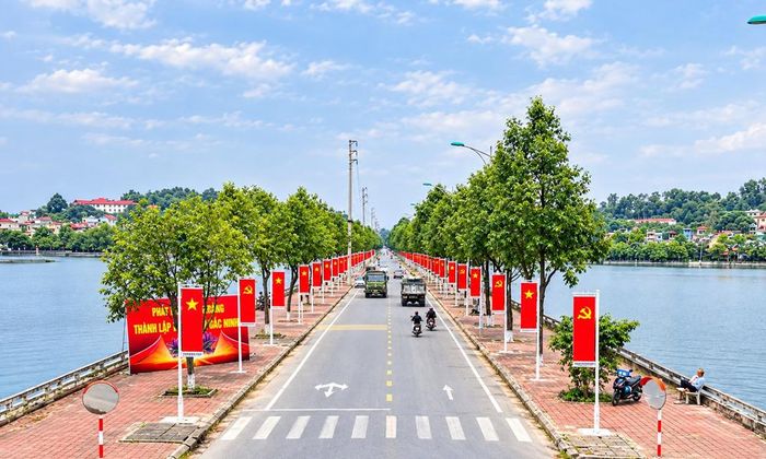  Đường cờ Tổ quốc và cờ Đảng trên đường Trần Lựu (phường Vũ Ninh). 
