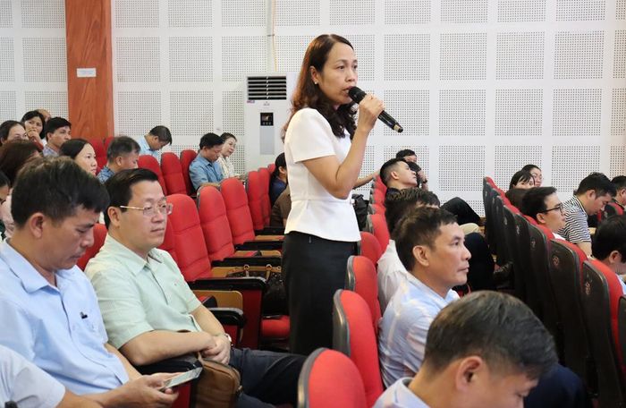 Đại diện cơ sở khám, chữa bệnh trao đổi tại hội nghị.