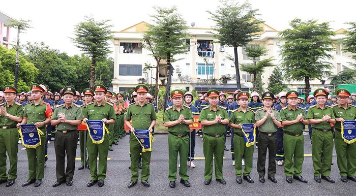  Đại tá Trần Thế Cường và các đồng chí lãnh đạo Phòng Cảnh sát Phòng cháy, chữa cháy và cứu nạn, cứu hộ trao cờ lưu niệm cho các đội thi. 