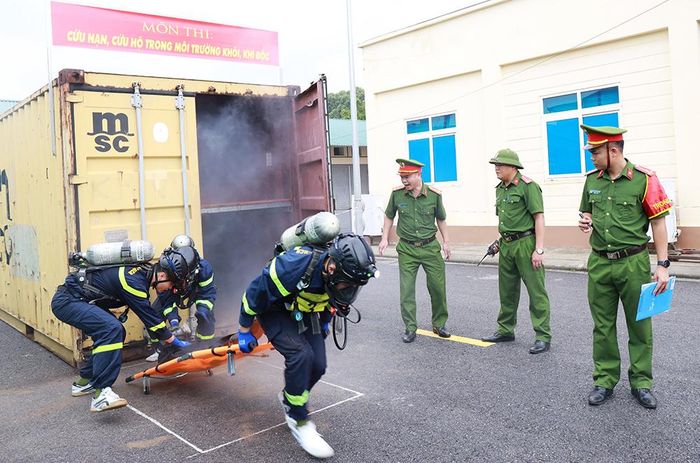  Nội dung thi cứu nạn, cứu hộ trong môi trường khói khí độc của Đội Chữa cháy và cứu nạn, cứu hộ khu vực Bắc Giang. 