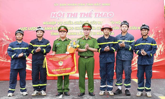  Thượng tá Vũ Quang Đại, Phó Trưởng Phòng Cảnh sát Phòng cháy, chữa cháy và cứu nạn, cứu hộ trao giải Nhất toàn đoàn cho Đội Công tác chữa cháy và cứu nạn, cứu hộ.  