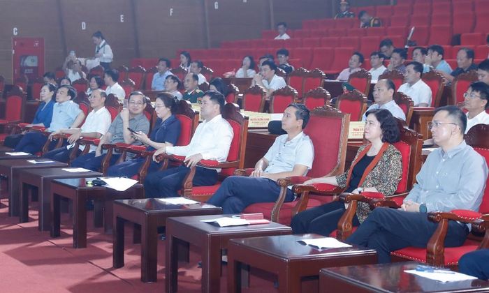 Các đồng chí lãnh đạo tỉnh dự tổng duyệt Lễ công bố Nghị quyết của Quốc hội về việc thành lập thành phố Bắc Ninh, đón nhận Huân chương Lao động hạng Nhất và Chương trình nghệ thuật đặc biệt chào mừng sự kiện.
