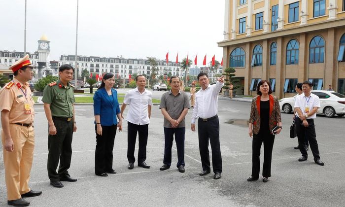 Các đồng chí lãnh đạo tỉnh kiểm tra khánh tiết chuẩn bị cho Lễ công bố Nghị quyết của Quốc hội về việc thành lập thành phố Bắc Ninh, đón nhận Huân chương Lao động hạng Nhất.