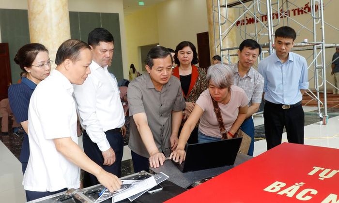 Các đồng chí lãnh đạo tỉnh kiểm tra ma két không gian trưng bày phục vụ Lễ công bố Nghị quyết của Quốc hội về việc thành lập thành phố Bắc Ninh, đón nhận Huân chương Lao động hạng Nhất.