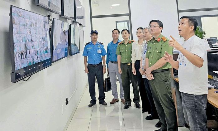 Lãnh đạo Phòng An ninh kinh tế, Công an tỉnh, đại diện Ban Quản lý các khu công nghiệp tỉnh và một số doanh nghiệp tham quan hệ thống camera an ninh của Công ty trách nhiệm hữu hạn Power Plus Technology, Khu công nghiệp Quế Võ 3.