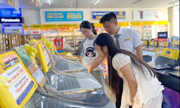Khách hàng chọn mua máy tính xách tay tại Siêu thị Điện máy Xanh, đường Lý Thái Tổ (phường Kinh Bắc).