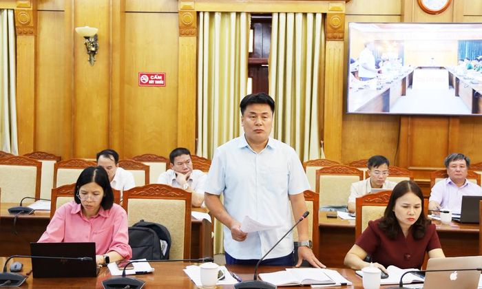  Lãnh đạo Văn phòng Đăng ký đất đai tỉnh thảo luận tại hội nghị. 