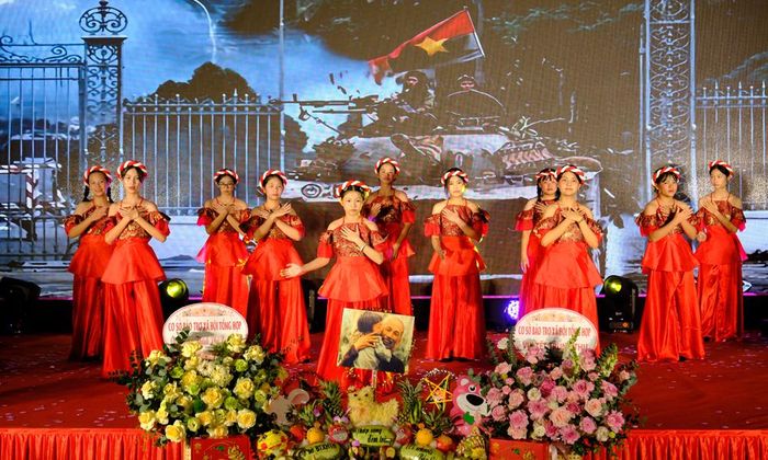Tiết mục văn nghệ do các em khiếm thính của Cơ sở Bảo trợ xã hội tổng hợp tỉnh biểu diễn.