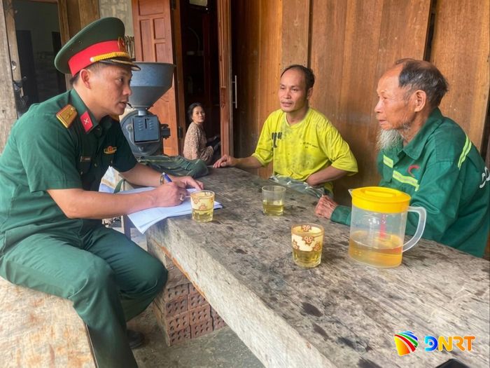Già làng, đảng viên gạo cội Trần Ngọc Liên (phải) cung cấp thông tin về nơi chôn cất liệt sĩ cho Thiếu tá Phan Như Duyên, Chính trị viên phó Ban Chỉ huy Quân sự xã Trà Giáp. Ảnh: VĂN BÌNH
