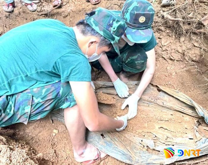 Hài cốt liệt sĩ được tìm thấy tại rừng Xa Xít, cùng nhiều hiện vật như dây thắt lưng, đầu bút máy, Huy hiệu Dũng sĩ diệt Mỹ, nhíp và mẫu quần áo đã mục nát. Ảnh: VĂN BÌNH