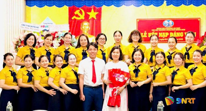 Lễ kết nạp đảng viên mới tại chi bộ Trường mầm non Hồng Đào, phường An Khê. Ảnh QUỐC THÀNH