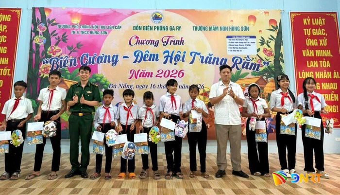 Lãnh đạo xã Hùng Sơn và Đồn Biên phòng Ga Ry trao học bổng cho học sinh có hoàn cảnh đặc biệt khó khăn. Ảnh: BIÊN PHÒNG