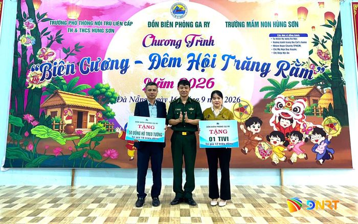 Trung tá Nguyễn Phúc Trường, Chính trị viên Đồn Biên phòng Ga Ry trao tặng 50 đồng hồ treo tường cho Trường Phổ thông Nội trú liên cấp Tiểu học - THCS Hùng Sơn và 1 tivi Trường Mầm non Hùng Sơn. Ảnh: BIÊN PHÒNG
