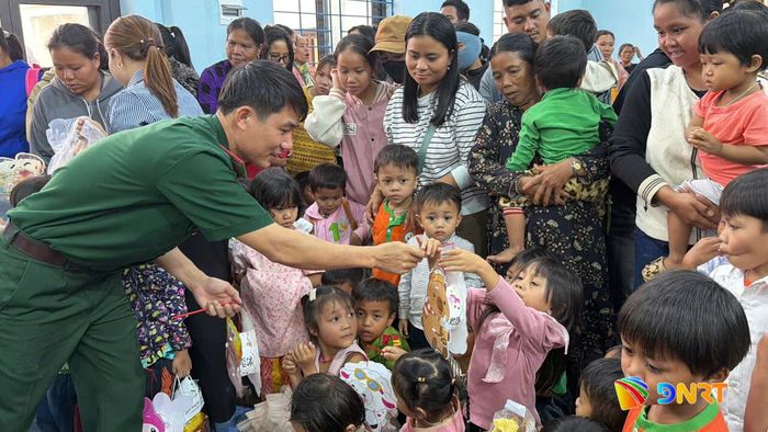 Trao nhiều phần quà Trung thu cho trẻ em xã Hùng Sơn. Ảnh: BIÊN PHÒNG