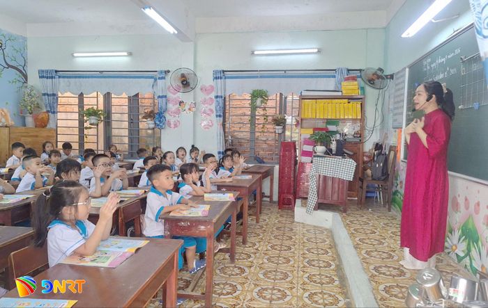 Tăng cường bồi dưỡng, tập huấn cho giáo viên góp phần nâng cao chất lượng dạy và học. Trong ảnh: Một giờ học tại Trường Tiểu học Nguyễn Văn Trỗi (phường Hòa Khánh). Ảnh: THU HÀ