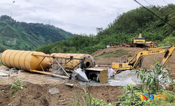 Liên danh nhà thầu chủ động thuê các khu đất trống để đúc sẵn dầm cầu, cống lắp ghép... Ảnh: THÀNH LÂN