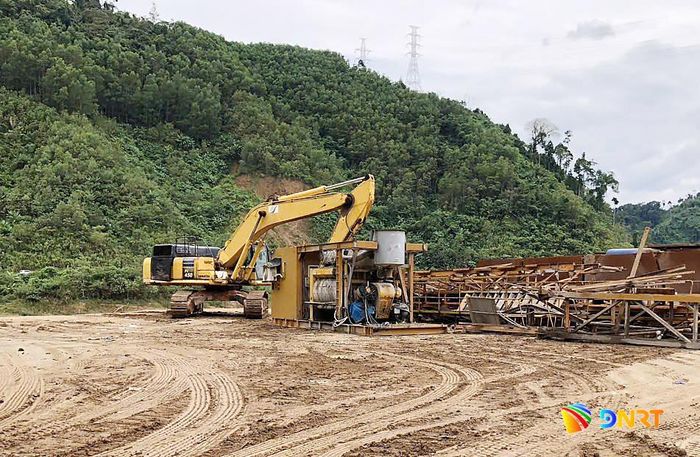 Tập kết trang thiết bị để chuẩn bị xây dựng công trình. Ảnh: P.V