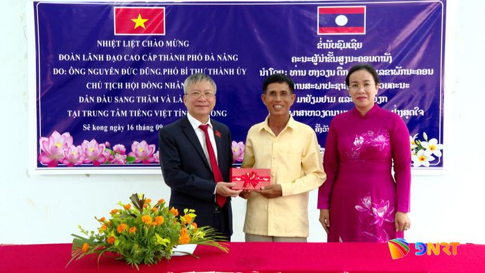 Chủ tịch HĐND thành phố Nguyễn Đức Dũng và Phó Chủ tịch UBND thành phố Nguyễn Thị Anh Thi tặng quà cho giáo viên Trung tâm tiếng Việt tỉnh Sê Kông. Ảnh: HOÀN VŨ - VĂN HÙNG
