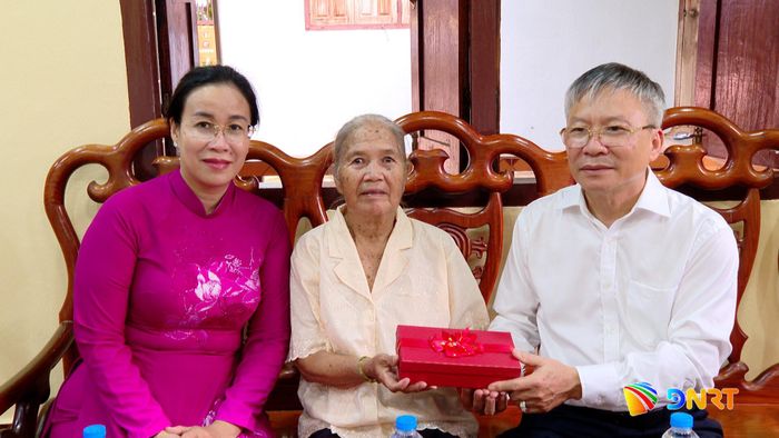 Chủ tịch HĐND thành phố Nguyễn Đức Dũng và Phó Chủ tịch UBND thành phố Nguyễn Thị Anh Thi tặng quà cho gia đình đồng chí Bô Nhơn - Lê Viết Muồng. Ảnh: HOÀN VŨ - VĂN HÙNG