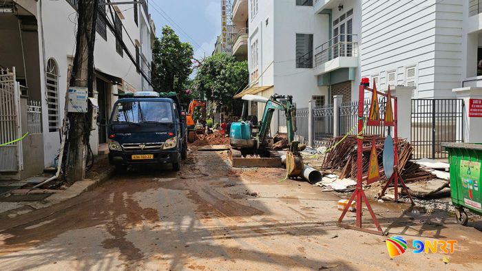 Đoạn giáp đường Tiểu La bị rào chắn để thi công. Ảnh: THÀNH LÂN