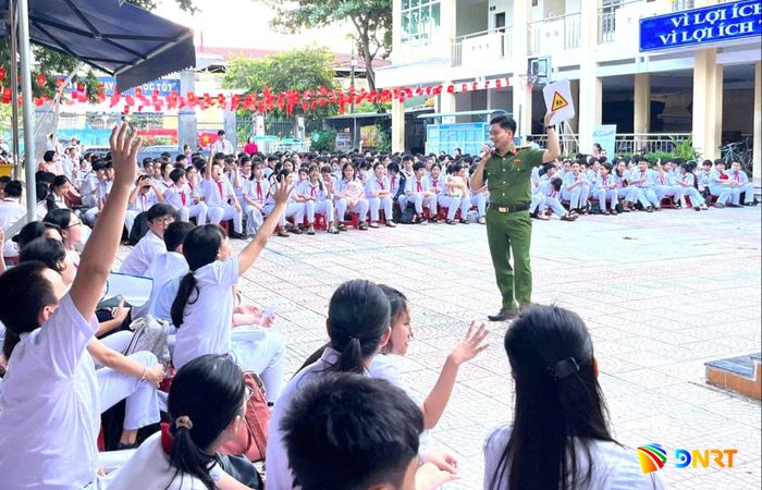 Tuyên truyền an toàn giao thông tại Trường THCS Nguyễn Trãi. Ảnh: NGỌC HÀ