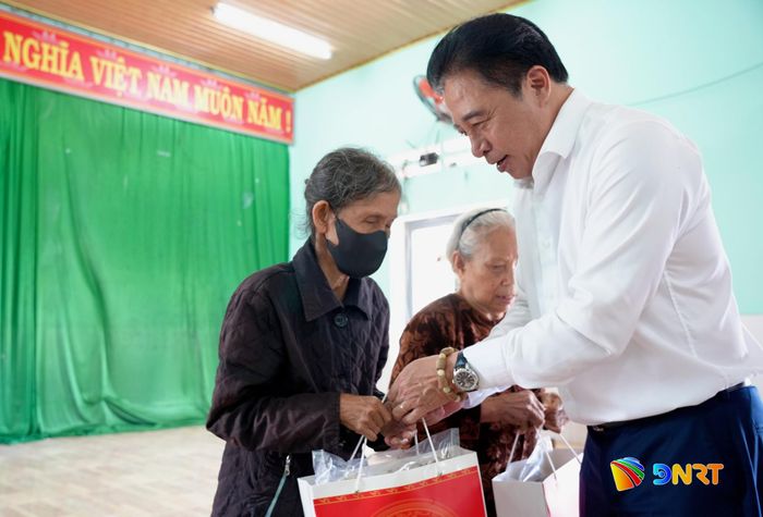 Phó Bí thư Thường trực Thành ủy Nguyễn Khắc Toàn thăm hỏi, tặng quà hộ gia đình khó khăn tại thôn Yều. Ảnh: T.CÔNG