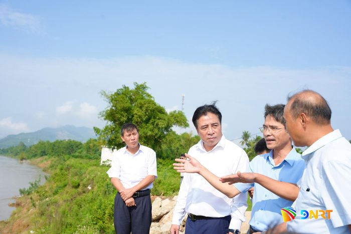 Phó Bí thư Thường trực Thành ủy Nguyễn Khắc Toàn (thứ 2 từ trái sang) kiểm tra khu vực có nguy cơ sạt lở tại thôn Lộc Bắc. Ảnh: T.CÔNG