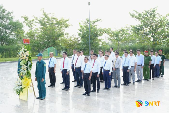 Các đại biểu dâng hoa, dâng hương tại khu tưởng niệm. Ảnh: T.CÔNG
