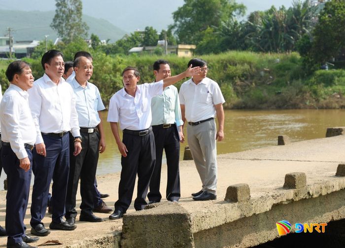 Đoàn công tác kiểm tra khu vực có nguy cơ sạt lở ở thôn Hà Tân. Ảnh: T.CÔNG