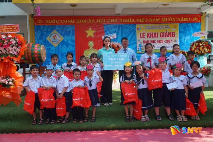 Chương trình trao thẻ BHYT góp phần hỗ trợ học sinh có hoàn cảnh khó khăn tiếp cận khám, chữa bệnh kịp thời hơn. Ảnh: KHÁNH NGỌC