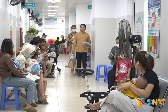 Chi phí điều trị có thể trở thành áp lực lớn với những gia đình có thu nhập bấp bênh khi trẻ chưa có BHYT. Ảnh: KHÁNH NGỌC
