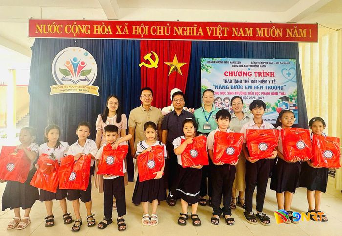 Những tấm thẻ BHYT được trao đến học sinh Trường Phạm Hồng Thái, phường Ngũ Hành Sơn, giúp các em có thêm điểm tựa khi cần khám, chữa bệnh. Ảnh: KHÁNH NGỌC