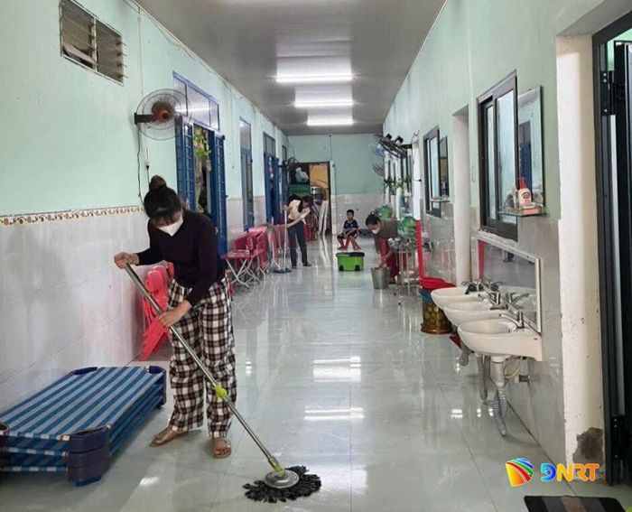 Giáo viên và nhân viên trường học chủ động dọn vệ sinh, khử khuẩn, lau sàn, bàn ghế. Ảnh: L.H