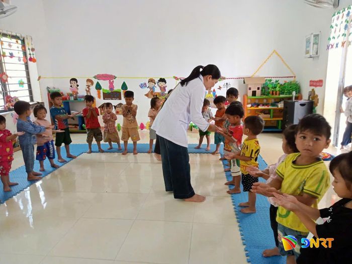 Nhân viên y tế hướng dẫn trẻ mầm non rửa tay sạch trước khi ăn và sau khi đi vệ sinh để phòng chống bệnh tay chân miệng. Ảnh: L.H